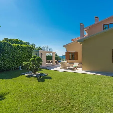 فيلة Rosa لابين